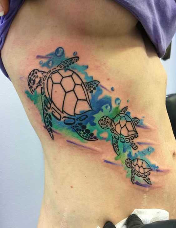 Tatuagem de tartarugas em seu lado garota