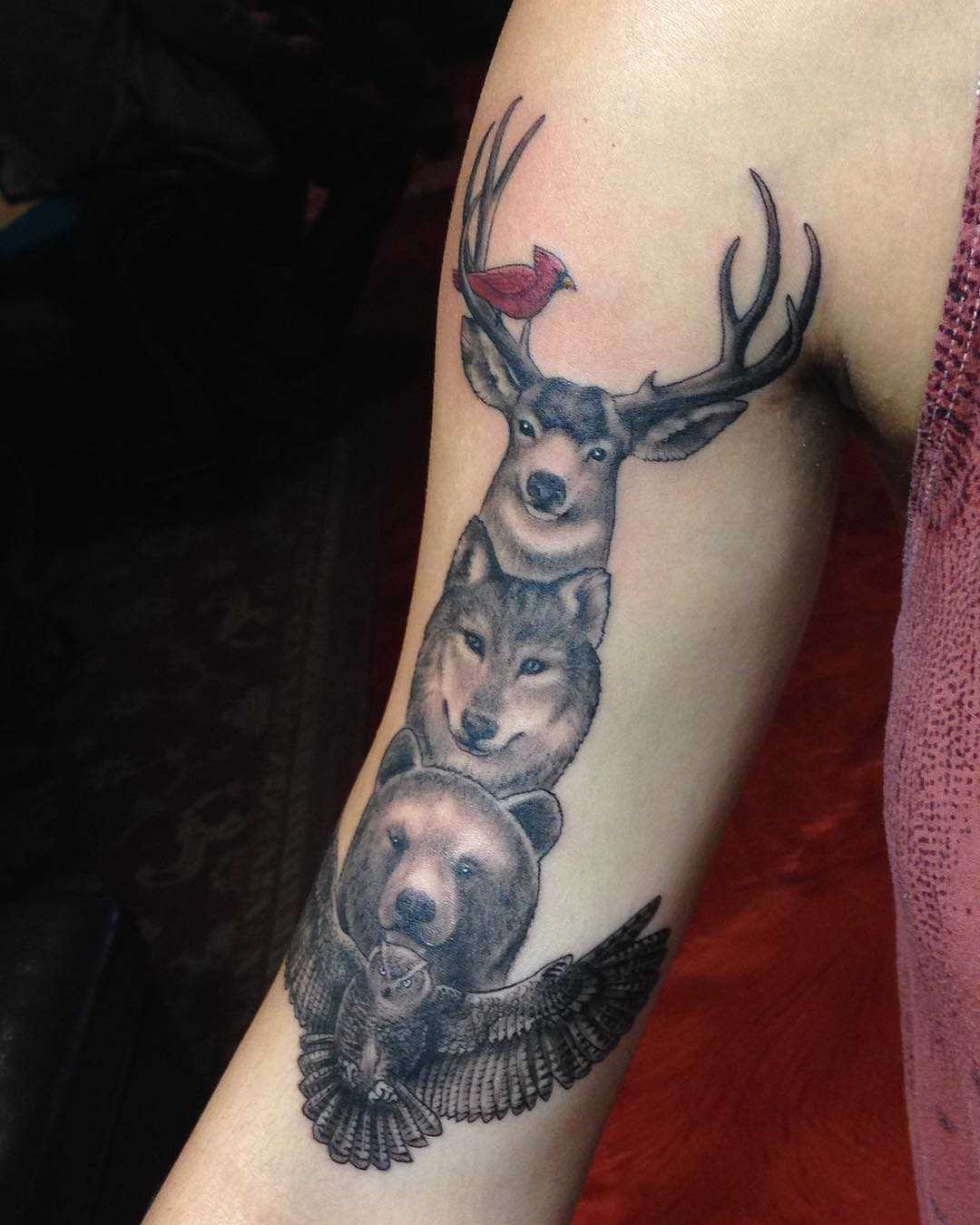 Tatuagem de totem animal na mão da menina
