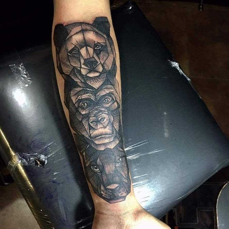 Tatuagem de totem animal no antebraço homens