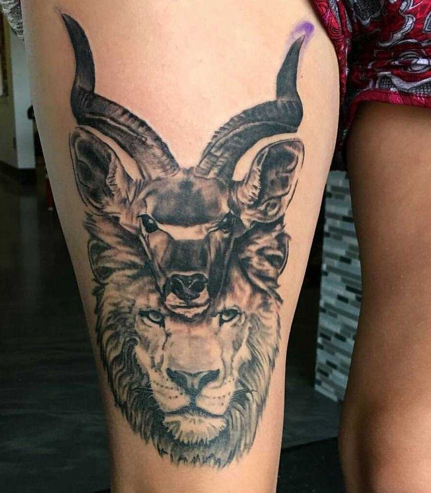 Tatuagem de totem animal no quadril da mulher