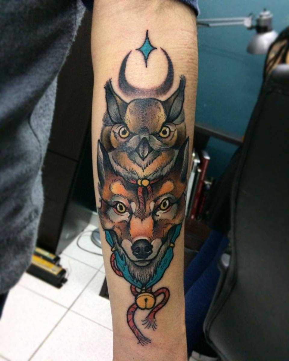 Tatuagem de totem de coruja e a raposa no antebraço cara