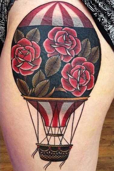 Tatuagem de um balão de ar com rosas sobre o quadril da mulher