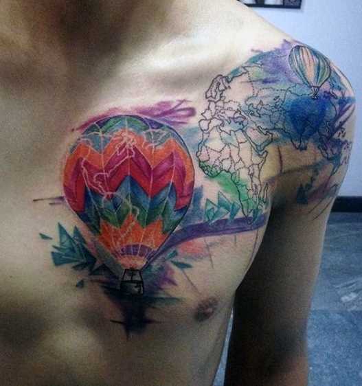 Tatuagem de um balão de ar no peito do cara