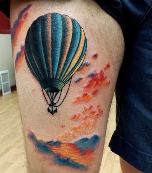Tatuagem de um balão de ar no quadril cara
