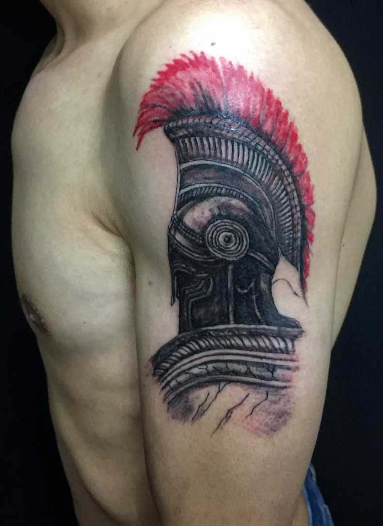 Tatuagem de um capacete de gladiador no ombro de homens
