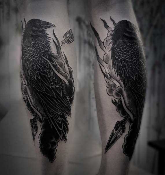 Tatuagem de um corvo sobre a perna de um cara
