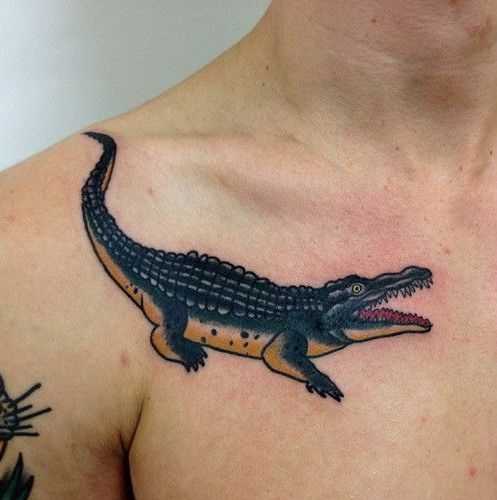 Tatuagem de um crocodilo na clavícula cara