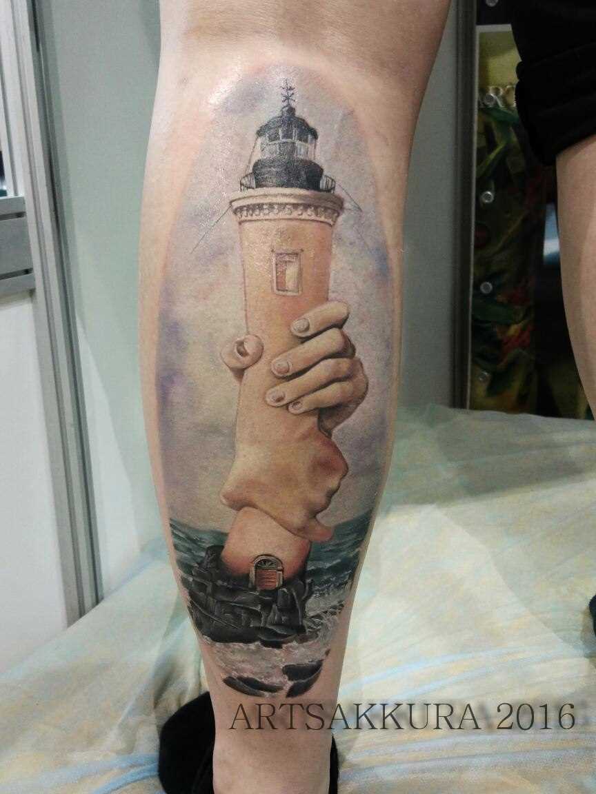 Tatuagem de um farol sobre a perna de um cara