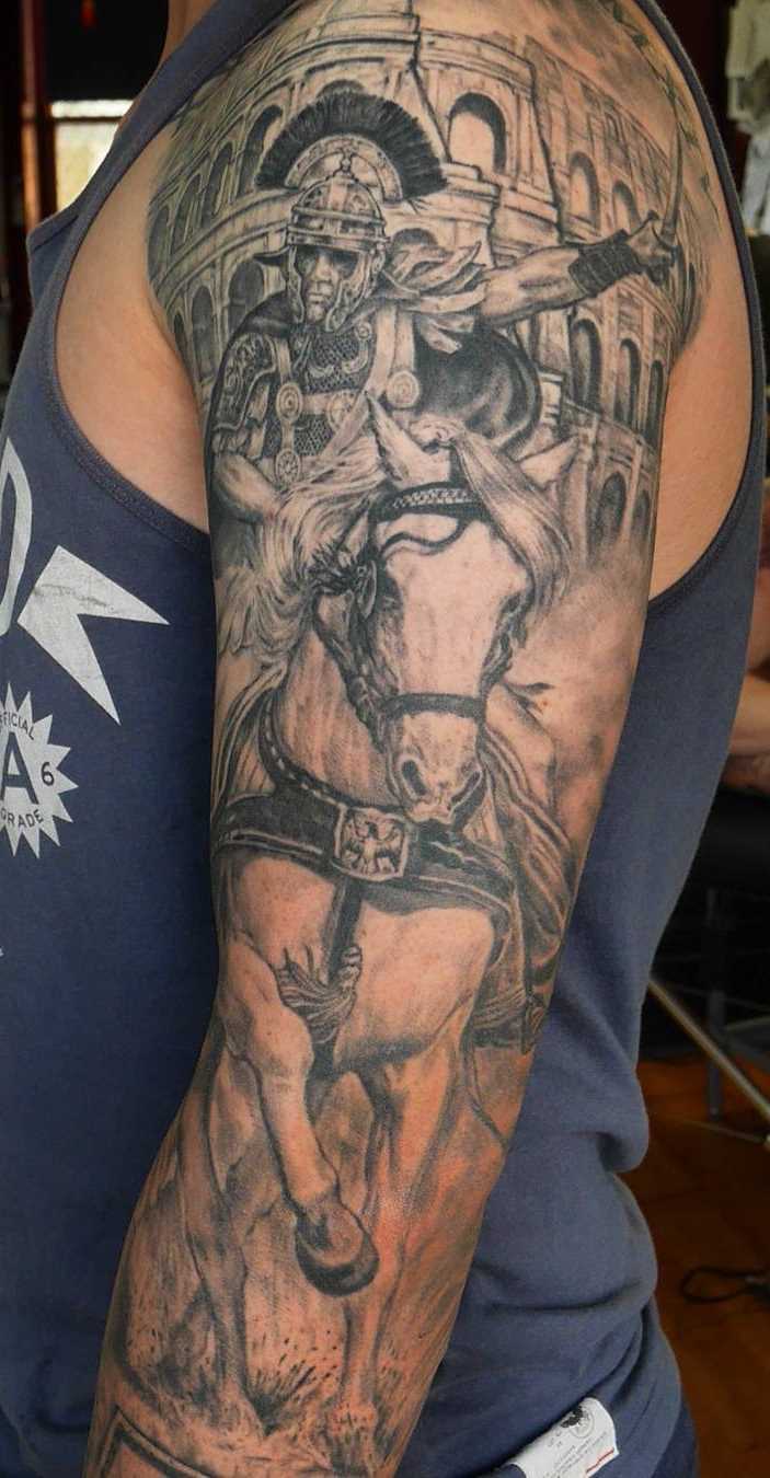 Tatuagem de um gladiador em seu cavalo no ombro de homens