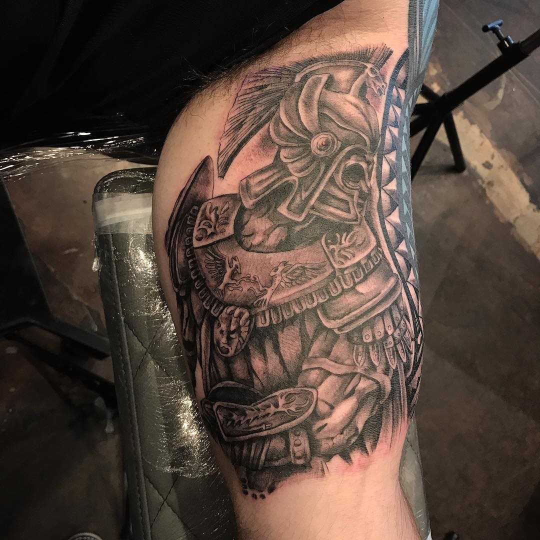Tatuagem de um gladiador na mão de homens