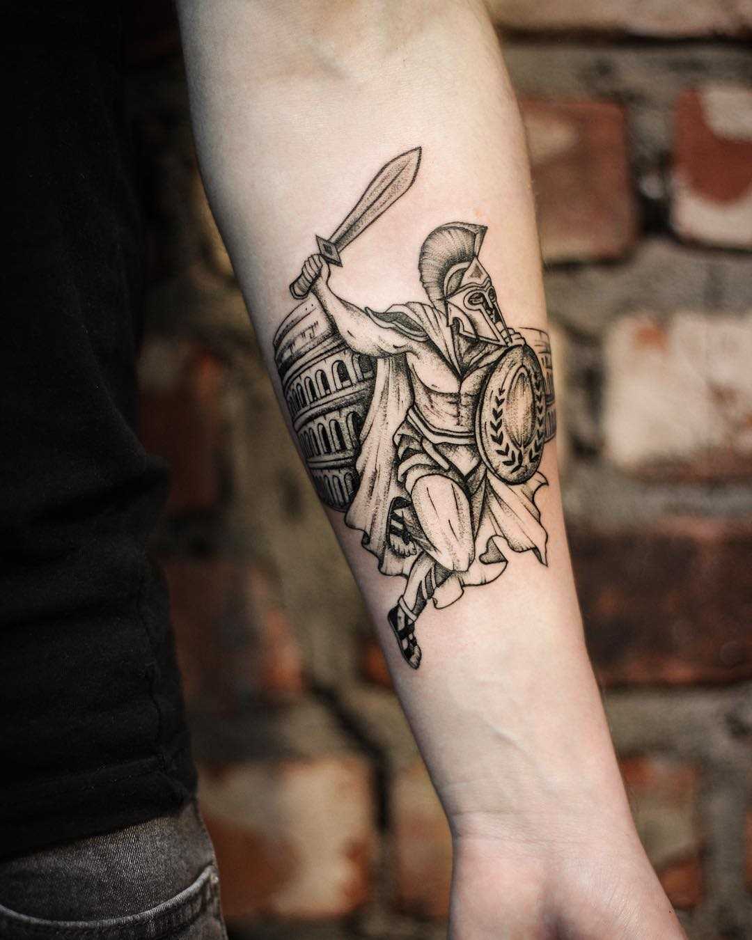 Tatuagem de um gladiador no antebraço cara