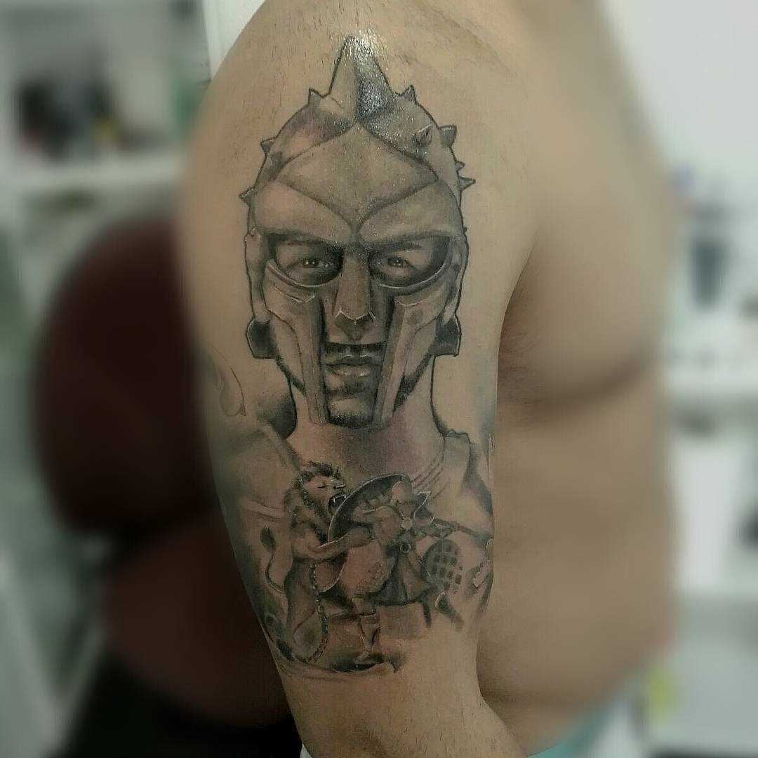 Tatuagem de um gladiador no ombro de homens