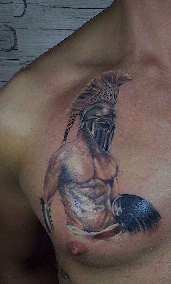 Tatuagem de um gladiador no peito do homem