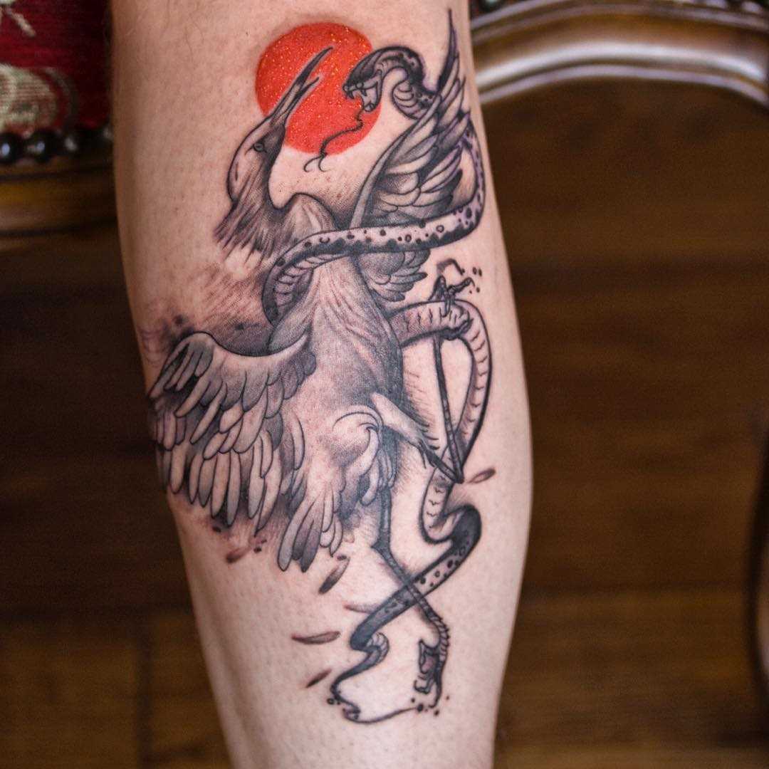 Tatuagem de um guindaste com uma cobra na perna homens