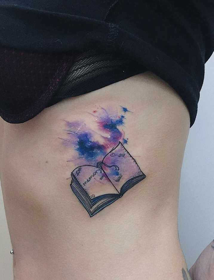 Tatuagem de um livro sobre as costelas menina