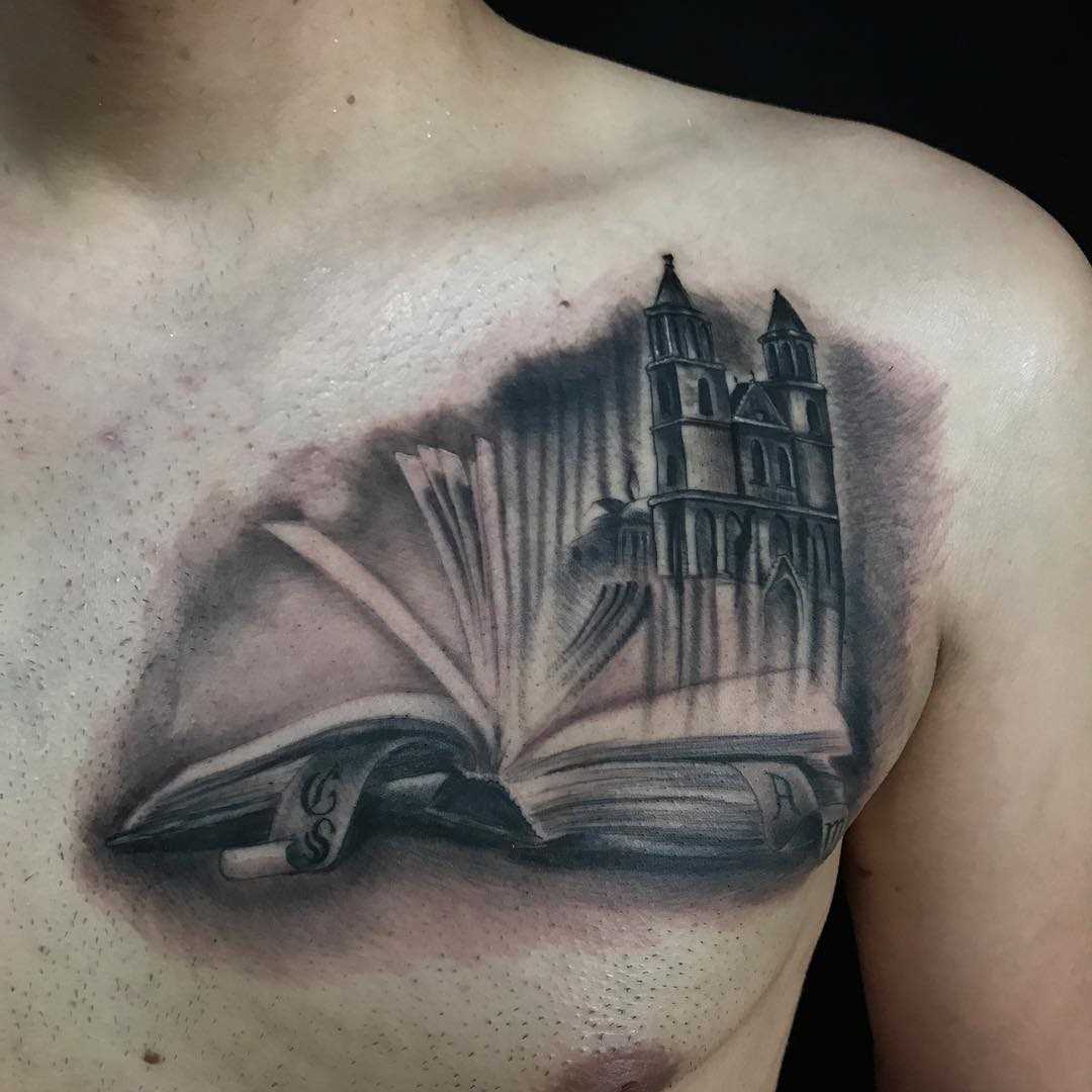 Tatuagem de um livro sobre o peito homens