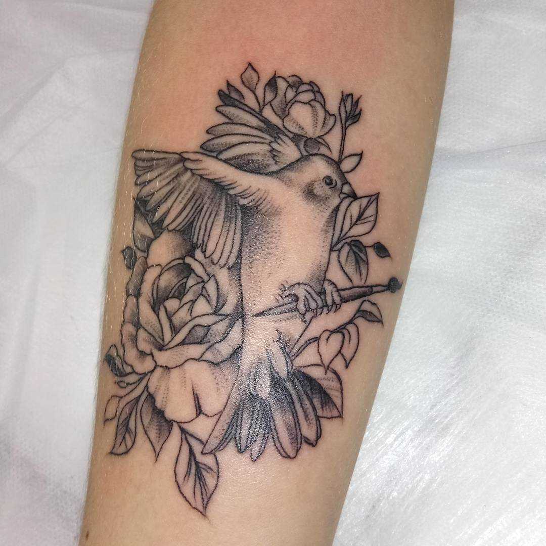 Tatuagem de um pardal com flores no antebraço homens