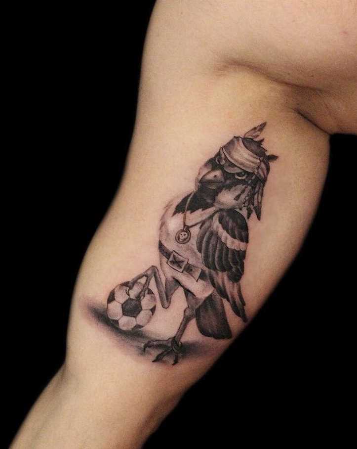 Tatuagem de um pardal na mão do cara