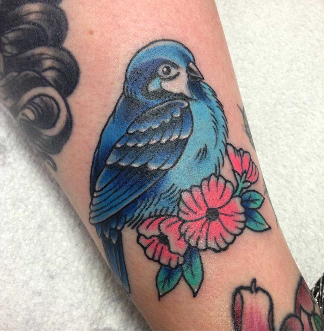 Tatuagem de um pardal sobre a perna da menina
