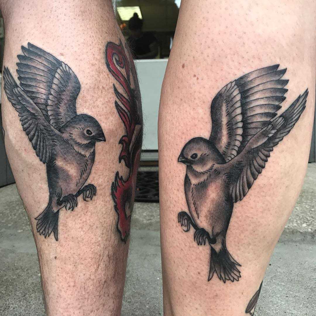 Tatuagem de um pardal sobre a perna de homens