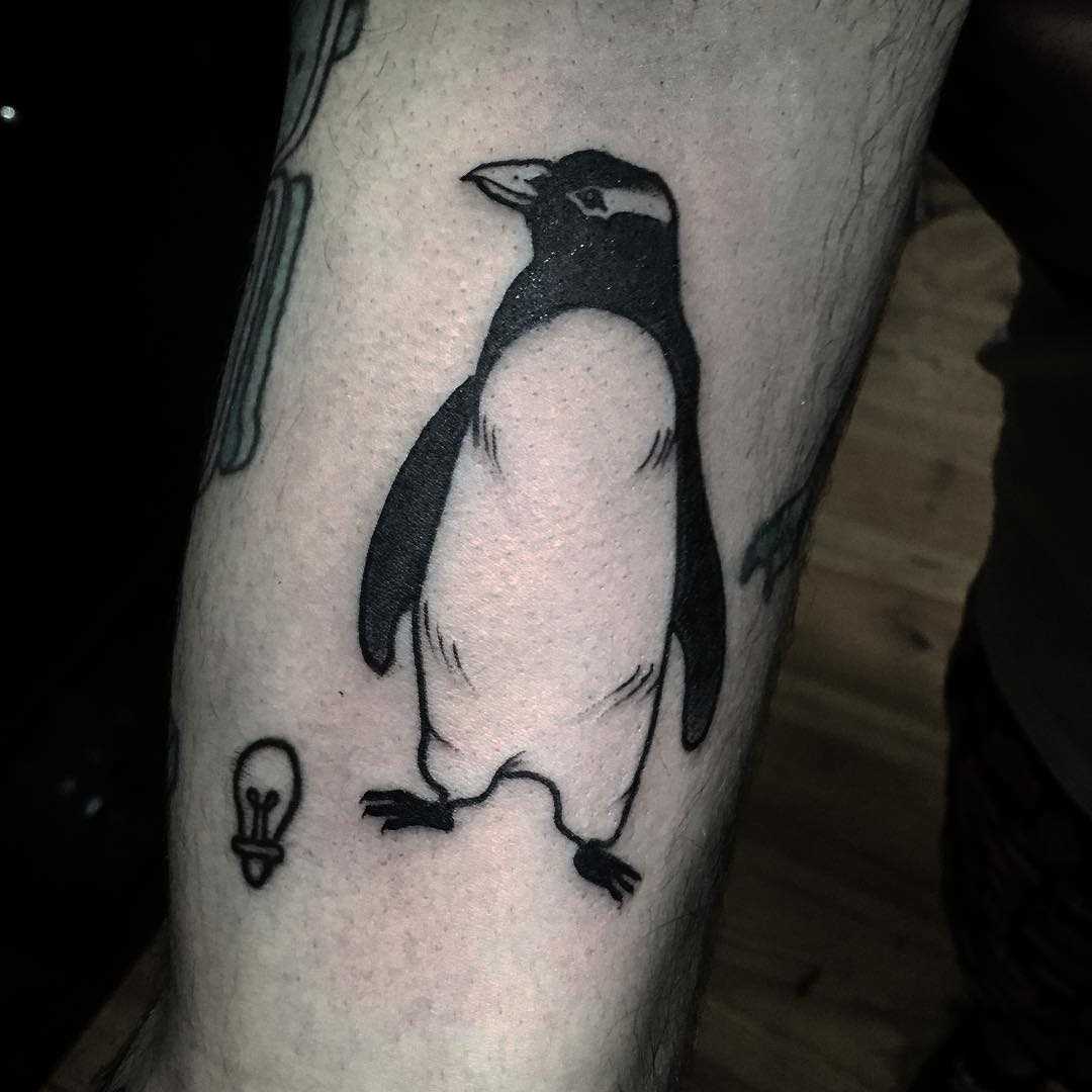 Tatuagem de um pinguim na mão de homens