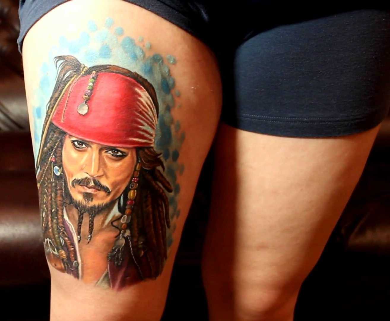 Tatuagem de um pirata jack sparrow na coxa da menina