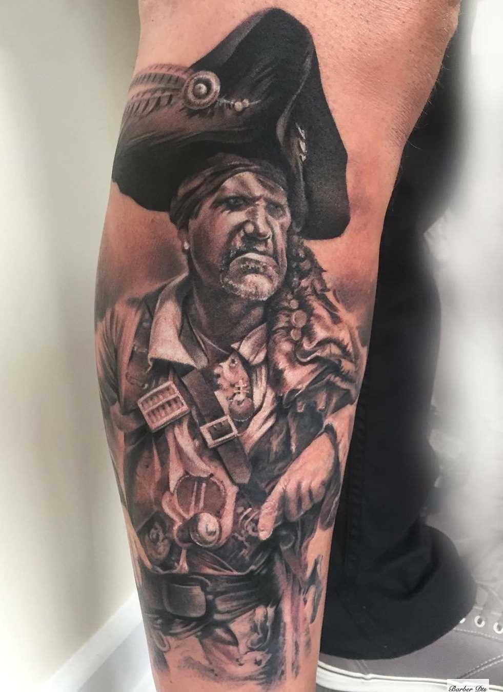 Tatuagem de um pirata sobre a perna de homens