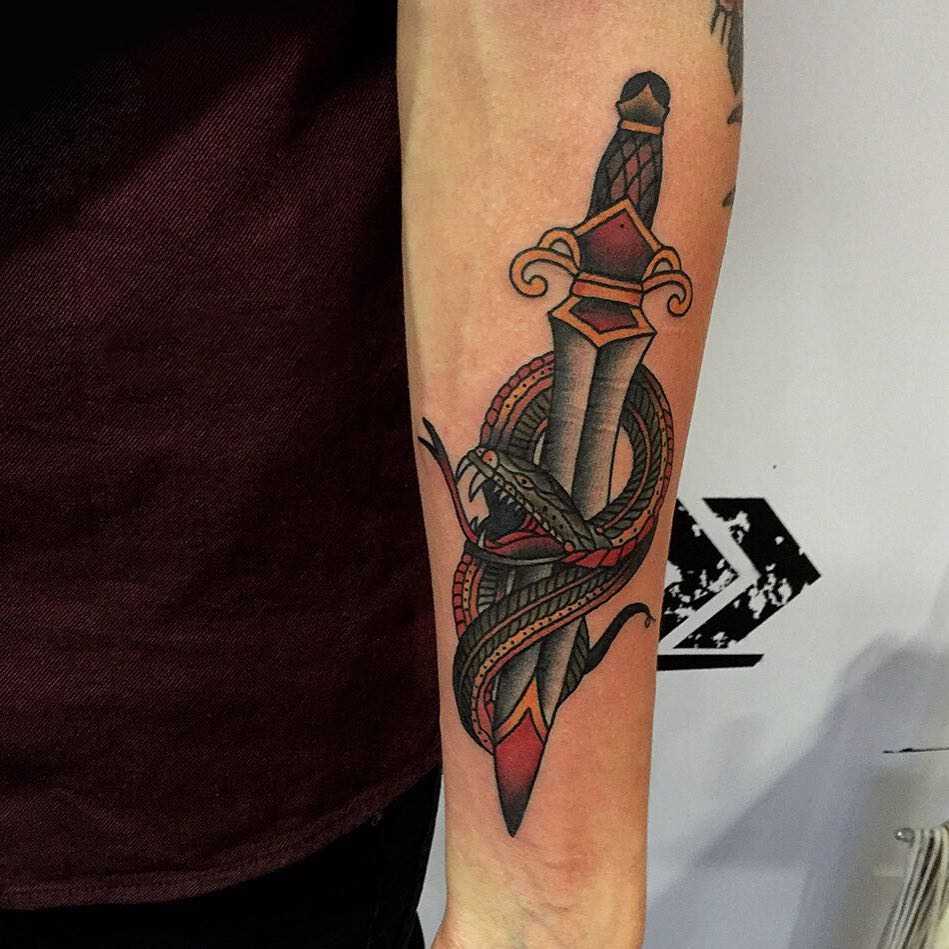 Tatuagem adaga com a serpente no antebraço homens