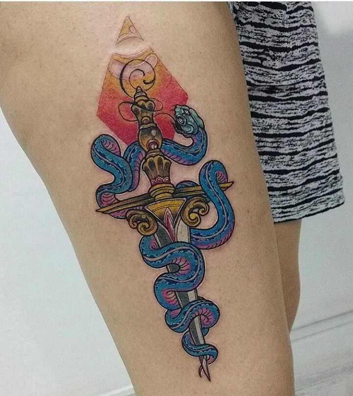 Tatuagem punhal com a serpente no quadril da menina