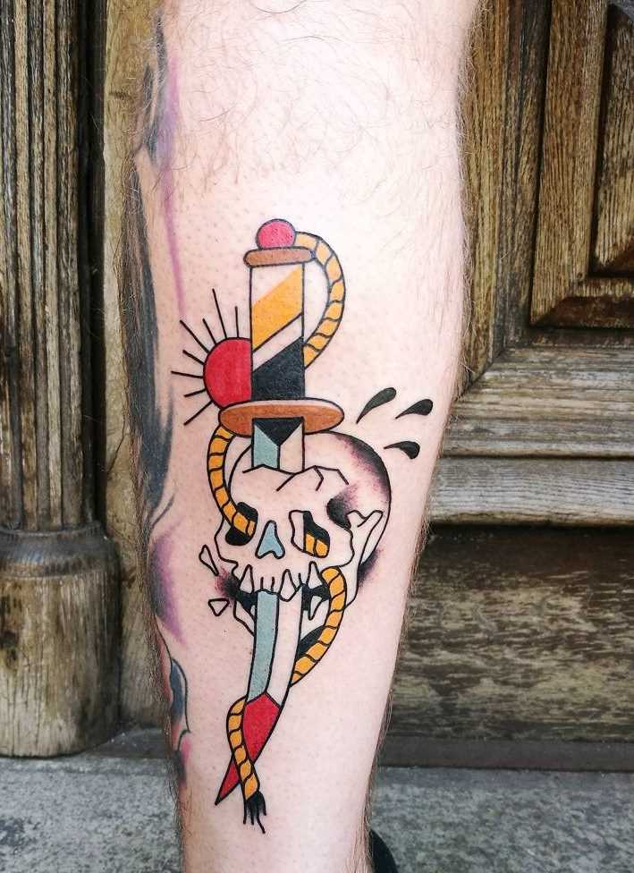 Tatuagem adaga com o crânio sobre a perna de homens