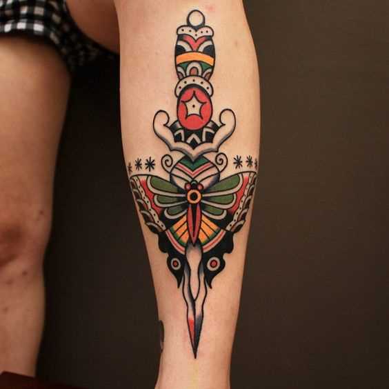 Tatuagem adaga com uma borboleta na perna do cara