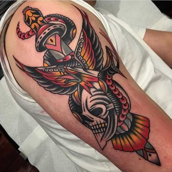 Tatuagem adaga com uma caveira no ombro de homens