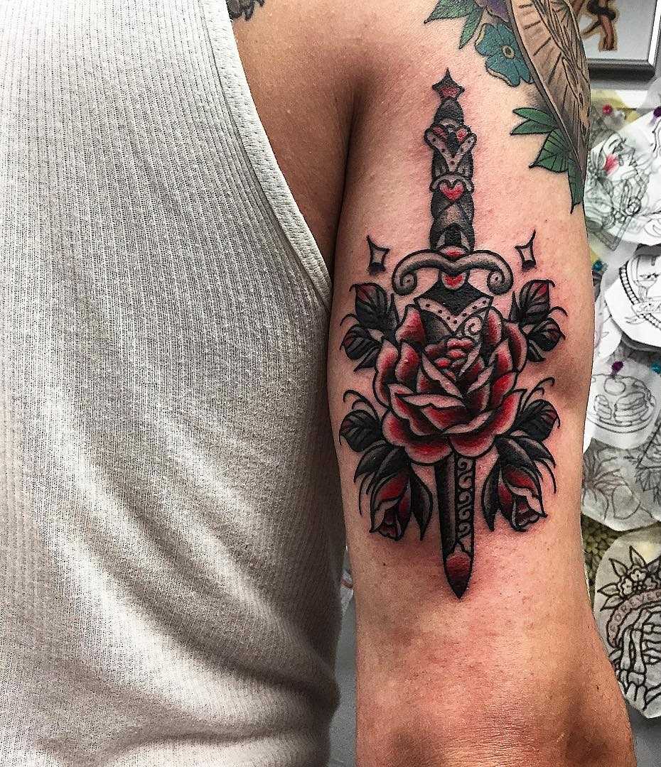 Tatuagem adaga com uma rosa na mão, homens