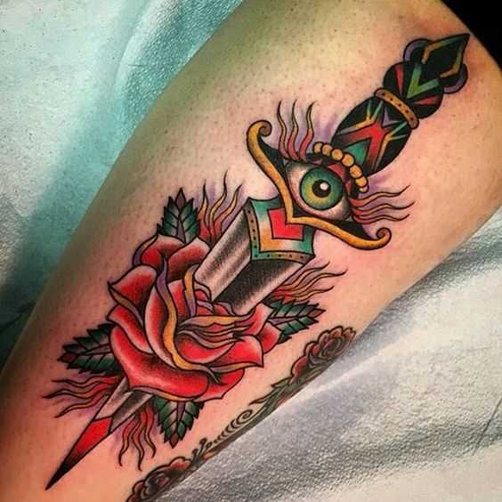 Tatuagem punhal com uma rosa na perna da mulher