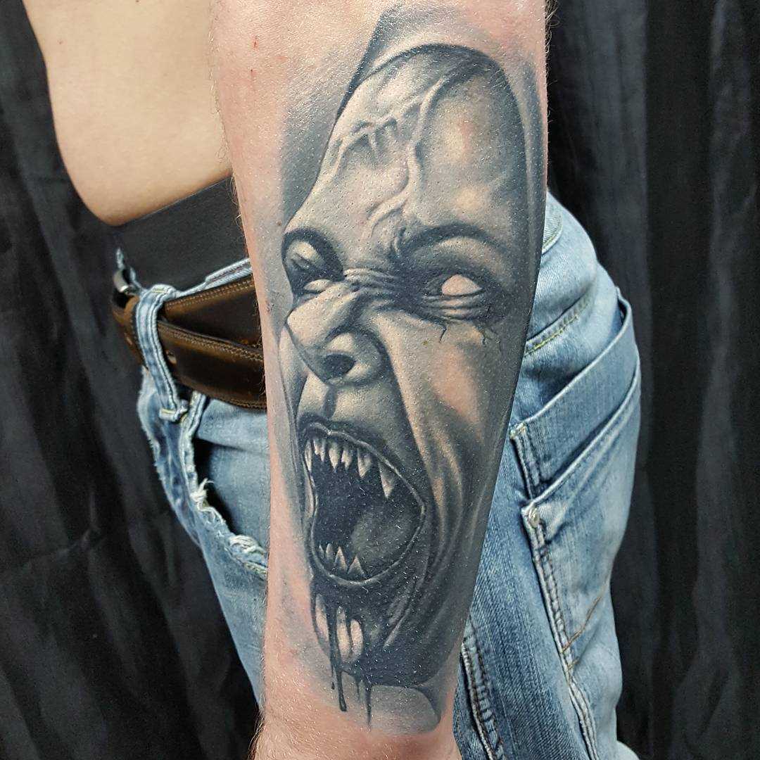 Tatuagem de um vampiro no antebraço homens