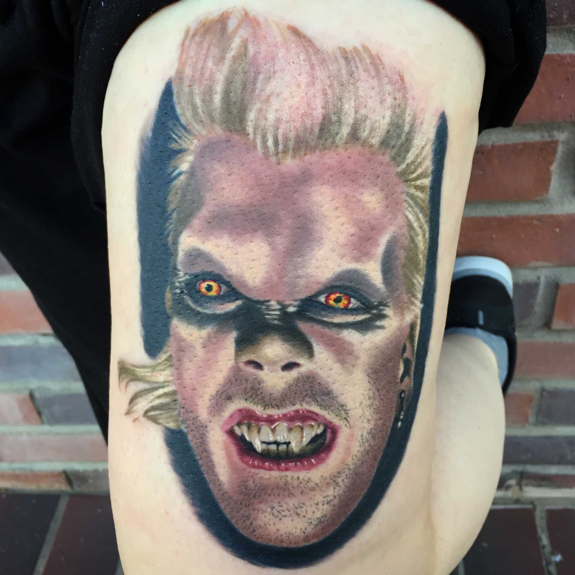 Tatuagem de um vampiro no quadril da mulher