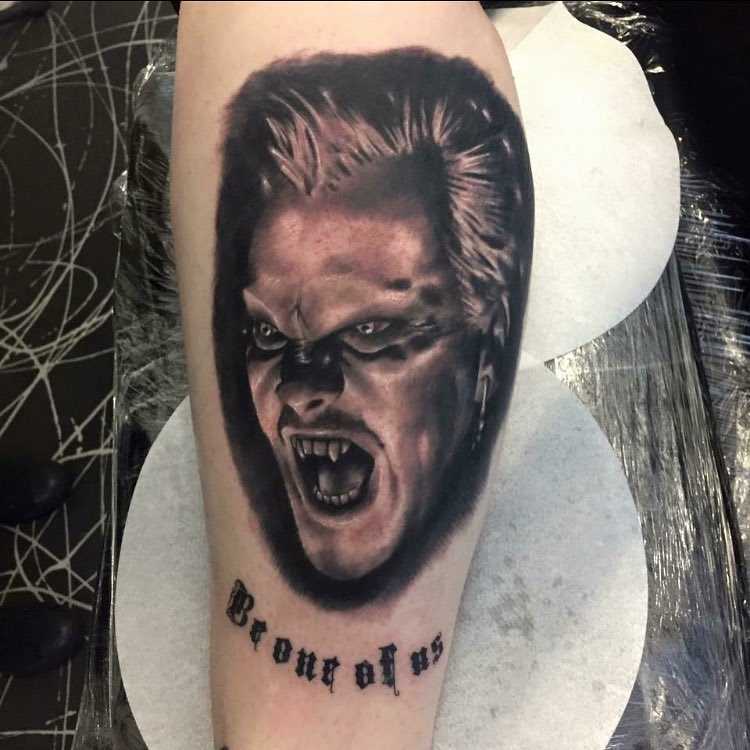 Tatuagem de um vampiro sobre a perna da menina