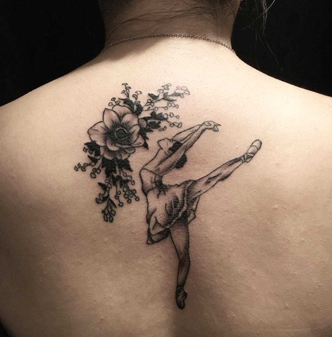 Tatuagem de uma bailarina com flores na parte de trás da menina