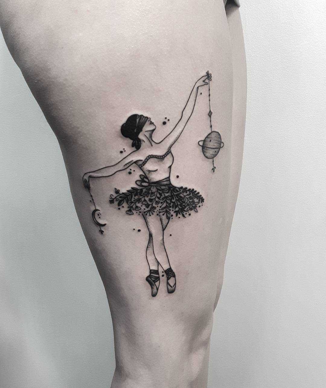 Tatuagem de uma bailarina no quadril da mulher