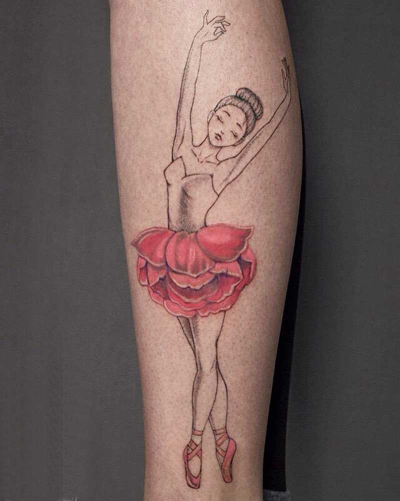 Tatuagem de uma bailarina sobre a perna da menina