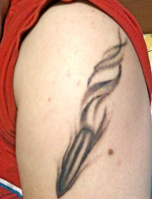 Tatuagem de uma bala no ombro de homens