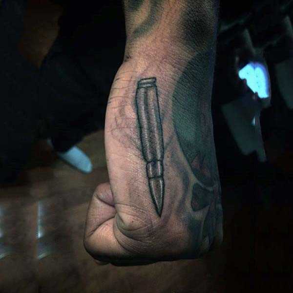 Tatuagem de uma bala no pincel cara