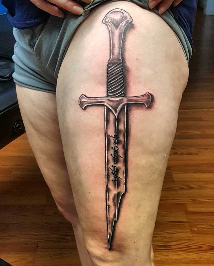 Tatuagem de uma espada sobre a sua coxa tem meninas