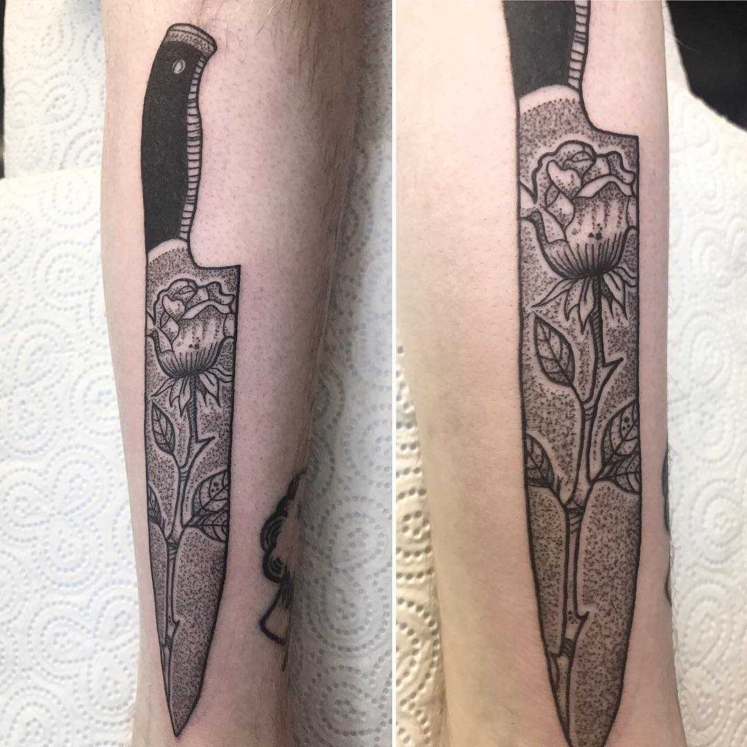 Tatuagem de uma faca com uma rosa no antebraço cara