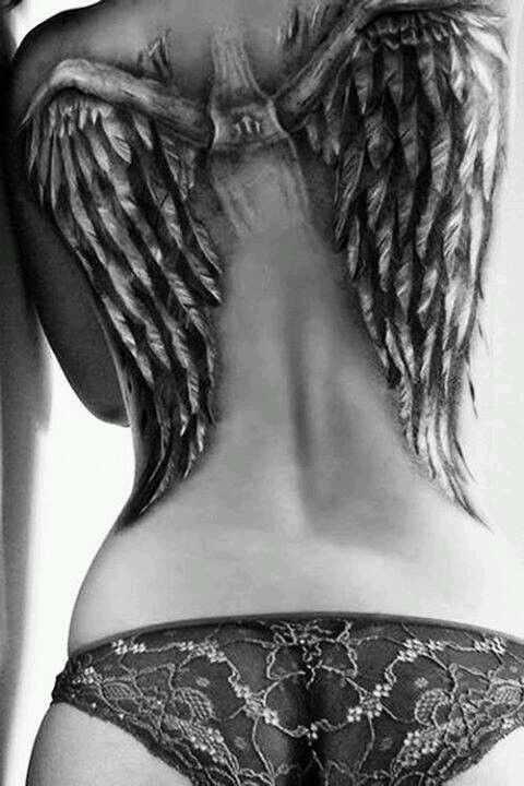 Tatuagem de uma menina com asas nas costas