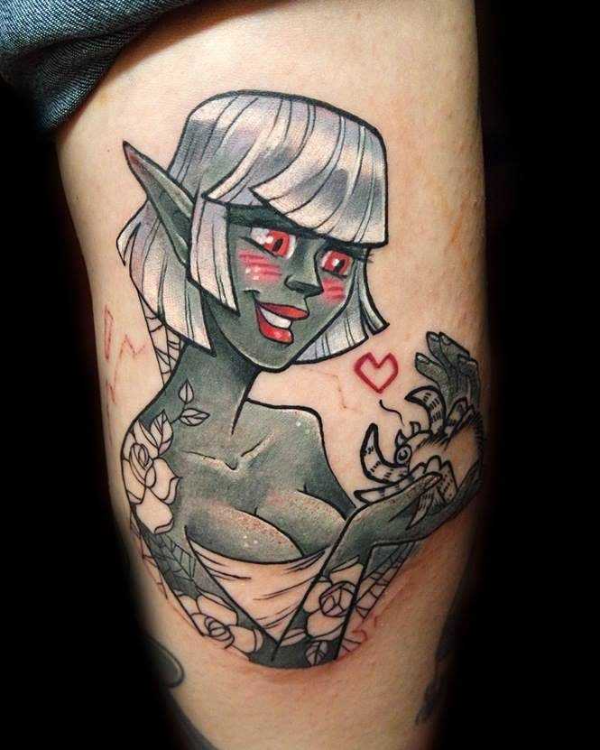 Tatuagem de uma menina elfo na mão da menina
