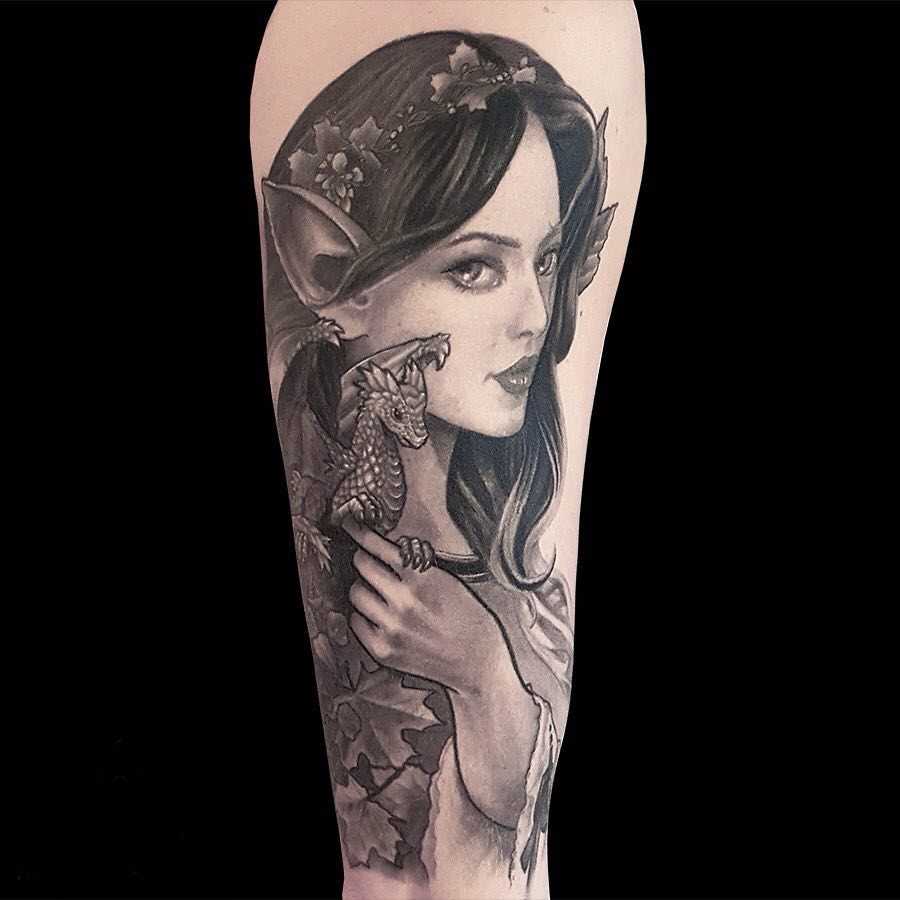 Tatuagem de uma menina elfo no ombro da menina