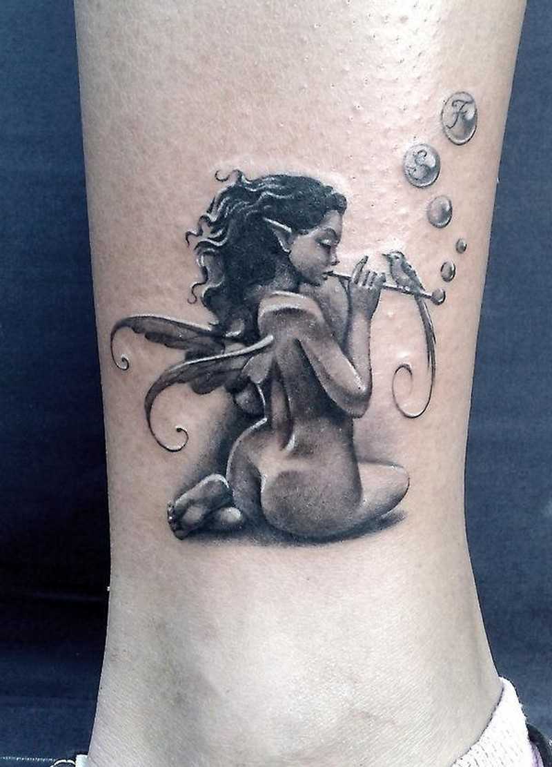Tatuagem de uma menina elfo sobre a perna da menina