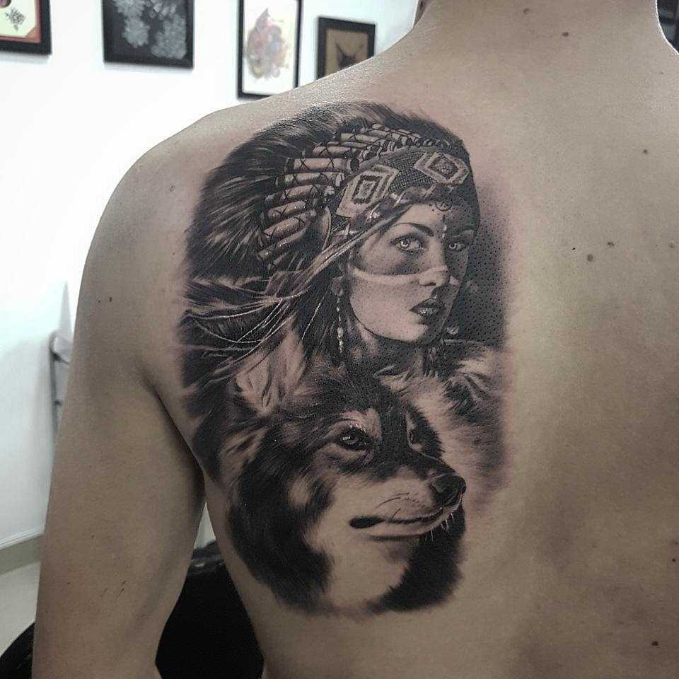 Tatuagem de uma menina indígena com o lobo blade cara