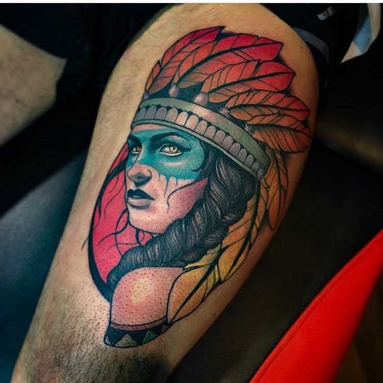 Tatuagem de uma menina indígena no quadril homens